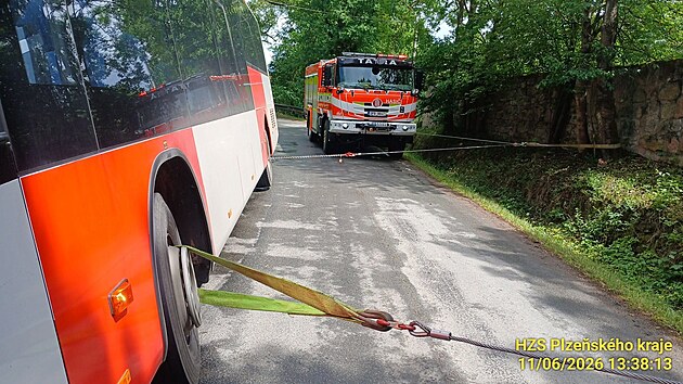 U Kl&aacute;&scaron;tera na Plzeňsku  havaroval autobus. (11. června 2026)