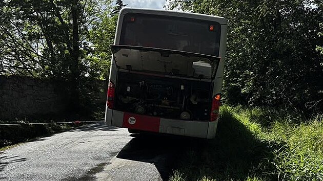 Autobus se u obce Kl&aacute;&scaron;ter na Plzeňsku vyh&yacute;bal jin&eacute;mu autobusu a skončil nakloněn&yacute; ze silnice. Kolize se obe&scaron;la bez zraněn&iacute;. (11. června 2026)