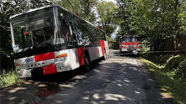 Autobus se u obce Kl&aacute;&scaron;ter na Plzeňsku vyh&yacute;bal jin&eacute;mu autobusu a skončil nakloněn&yacute; ze silnice. Kolize se obe&scaron;la bez zraněn&iacute;. (11. června 2026)