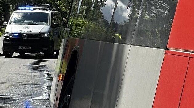 Autobus se u obce Kl&aacute;&scaron;ter na Plzeňsku vyh&yacute;bal jin&eacute;mu autobusu a skončil nakloněn&yacute; ze silnice. Kolize se obe&scaron;la bez zraněn&iacute;. (11. června 2026)