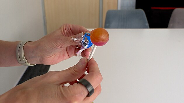 Věčný problém. Obal lízátek Chupa Chups šel vždy špatně odtrhnout. (12. června 2026)