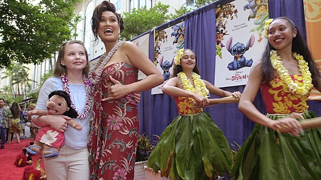 Daveigh Chase (vlevo) a Tia Carrere pózují při premiéře nového animovaného komediálního filmu Disney Lilo & Stitch (18. června 2002)