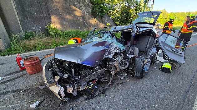 N&aacute;raz do betonov&eacute;ho pil&iacute;ře železničn&iacute;ho mostu u Doln&iacute; Such&eacute; osobn&iacute; auto zcela zničil.