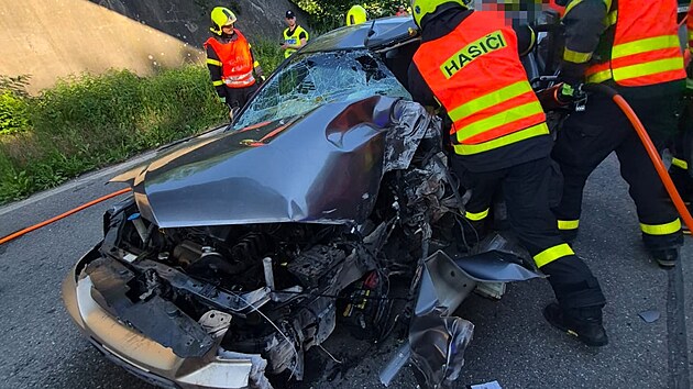 N&aacute;raz do betonov&eacute;ho pil&iacute;ře železničn&iacute;ho mostu u Doln&iacute; Such&eacute; osobn&iacute; auto zcela zničil.