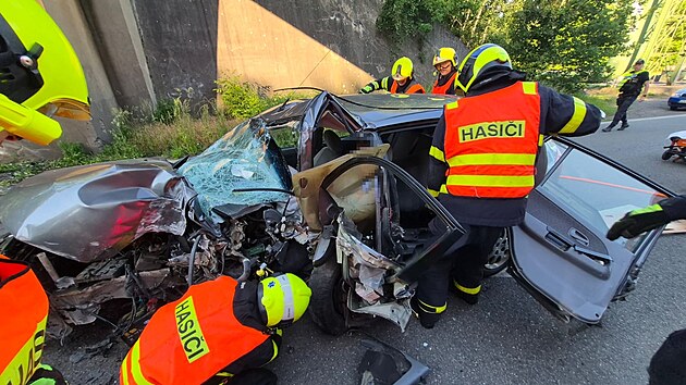 N&aacute;raz do betonov&eacute;ho pil&iacute;ře železničn&iacute;ho mostu u Doln&iacute; Such&eacute; osobn&iacute; auto zcela zničil. Řidiče museli vyprostit hasiči.