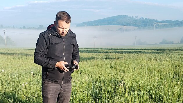 Petr Michalčík při práci s dronem. (červen 2026)