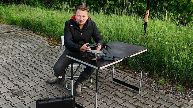 Petr Michalčík při práci s dronem. (červen 2026)