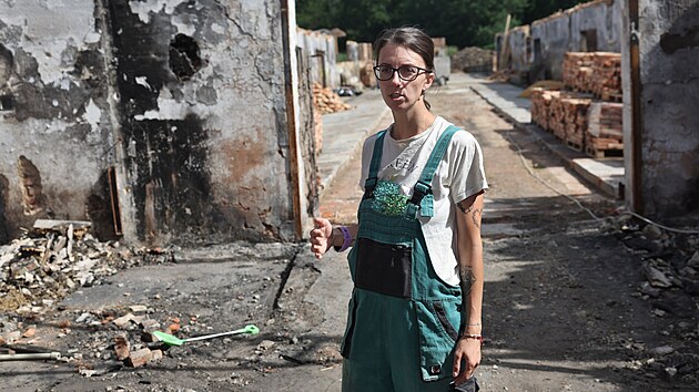 Po požáru z hospodářské budovy zůstala jen podlaha a zčernalé zdi. Petra Mudříková v torzu vyhořelého objektu.