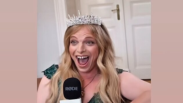 Gwyneth McMullenová při rozhovoru pro módní magazín (10. června 2026)