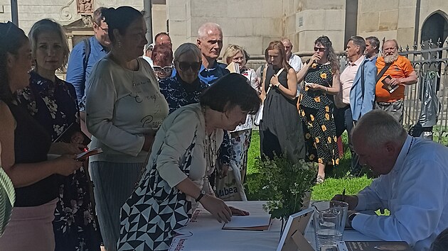 Olomouck&yacute; arcibiskup Josef Nuz&iacute;k představil v Olomouci svou novou knihu Na život nen&iacute; nikdo s&aacute;m. Vych&aacute;z&iacute; jako rozhovory, kter&eacute; s n&iacute;m vedl publicista Jiř&iacute; Gračka. (18. června 2026)