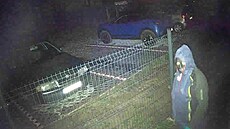 Kvůli osobn&iacute;m sporům zosnoval pětasedmdes&aacute;tilet&yacute; muž se sv&yacute;m mlad&scaron;&iacute;m komplicem kr&aacute;dež a zap&aacute;len&iacute; auta star&scaron;&iacute; ženy v &Scaron;enově u Ostravy. 