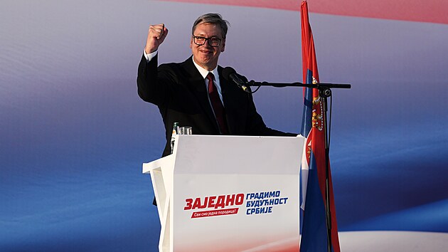 Srbský prezident Aleksandar Vučić hovoří na pódiu během velkého shromáždění organizovaného vládní Srbskou pokrokovou stranou v Bělehradě. Vučić na mítinku oznámil, že během několika týdnů odstoupí z funkce hlavy státu a že se v zemi uskuteční předčasné prezidentské a parlamentní volby. (27. června 2026)