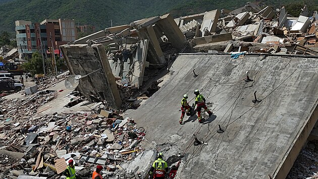 Ve Venezuele po zemětřesení stále nalézají přeživší. Na místě záchranné operace ve městě La Guaira. (28. června 2026)