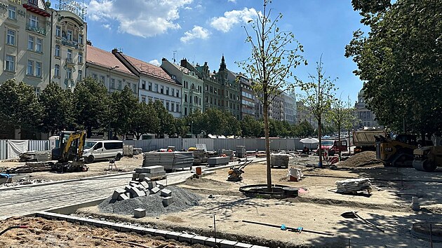 Stavba trati na Václavském náměstí a zárodek nové aleje. Stav červen 2026