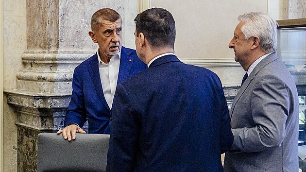 Premiér Andrej Babiš (ANO), ministr zahraničí Petr Macinka (Motoristé) a ministr obrany Jaromír Zůna (SPD) na zasedání vlády, která se bude mimo jiné zabývat rolí prezidenta Petra Pavla v české delegaci na summitu NATO v Ankaře. (29. června 2026)