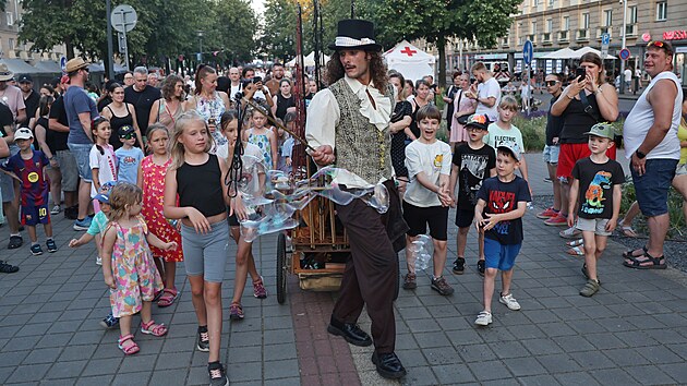 Ostrava-Poruba o v&iacute;kendu ožila dal&scaron;&iacute;m ročn&iacute;kem Festivalu v ulic&iacute;ch, kter&yacute; i přes tropick&aacute; vedra přil&aacute;kal davy n&aacute;v&scaron;těvn&iacute;ků na koncerty, pouličn&iacute; akrobacii a charitativn&iacute; zmrzlinu pro sb&iacute;rku Srdce pro Porubu.(27. červen 2026)