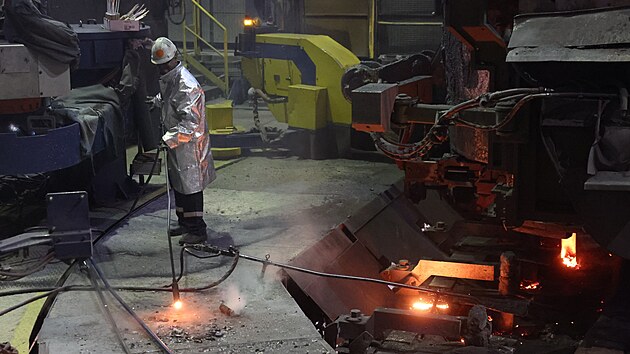 Třineck&eacute; želez&aacute;rny zah&aacute;jily provoz unik&aacute;tn&iacute;ho robotick&eacute;ho pracovi&scaron;tě na odl&eacute;v&aacute;n&iacute; oceli za zhruba 50 milionů korun. Jako prvn&iacute; na světě pokr&yacute;v&aacute; v&scaron;echny operace po usazen&iacute; p&aacute;nve. (29. červen 2026)