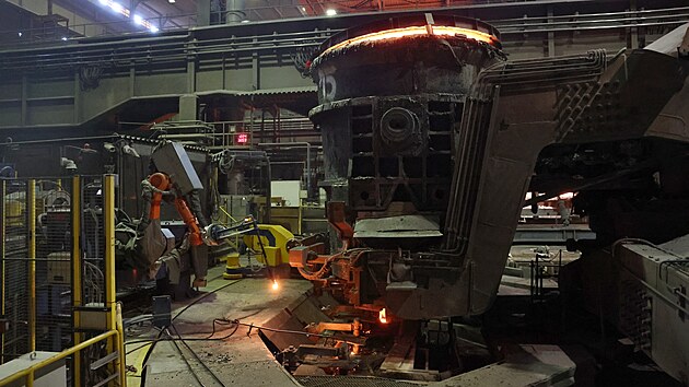 Třineck&eacute; želez&aacute;rny zah&aacute;jily provoz unik&aacute;tn&iacute;ho robotick&eacute;ho pracovi&scaron;tě na odl&eacute;v&aacute;n&iacute; oceli za zhruba 50 milionů korun. Jako prvn&iacute; na světě pokr&yacute;v&aacute; v&scaron;echny operace po usazen&iacute; p&aacute;nve. (29. červen 2026)