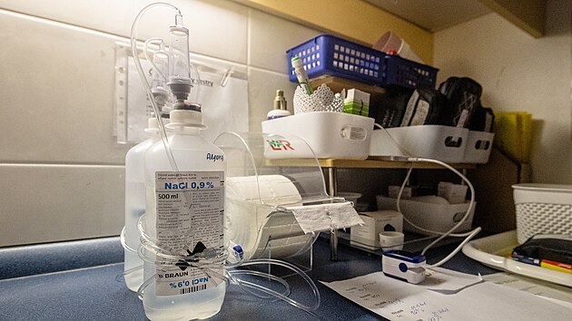 Person&aacute;l db&aacute; na to, aby lid&eacute; měli dostatek tekutin. Někter&yacute;m seniorům d&aacute;vaj&iacute; infuzi proti dehydrataci.