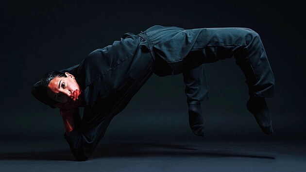 Řeck&aacute; umělkyně Vasiliki Papapostolou spojuje pouličn&iacute; tanec se současnou choreografi&iacute;. Foto Giorgos Tsagliotis. (25. června 2026)