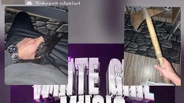 Tento př&iacute;spěvek vložil mlad&iacute;k na Instagram. Mlad&iacute;k ve sv&eacute;m př&iacute;spěvku do horn&iacute; č&aacute;sti plak&aacute;tu zakomponoval dvě fotografie, na jedn&eacute; je zachycen člověk drž&iacute;c&iacute; v ruce pistoli a na druh&eacute; maj&iacute;c&iacute; v ruce sekeru.