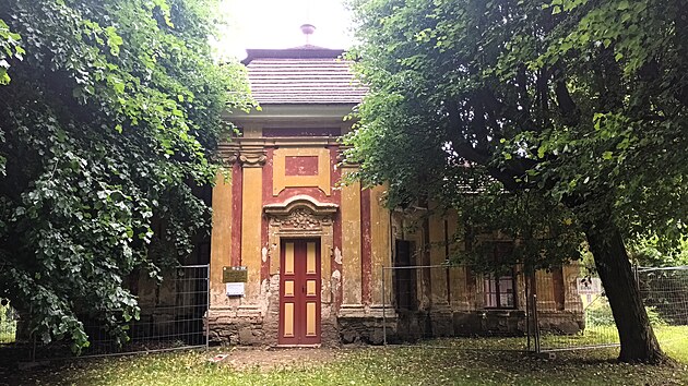 Letohrádek Gloriet v parku u zámku Milešov na Litoměřicku. (červen 2026)