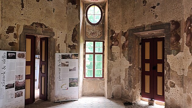 Letohrádek Gloriet v parku u zámku Milešov na Litoměřicku. (červen 2026)