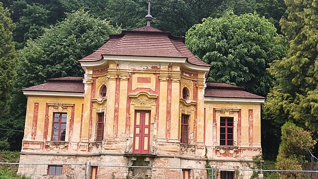 Letohrádek Gloriet v parku u zámku Milešov na Litoměřicku. (červen 2026)