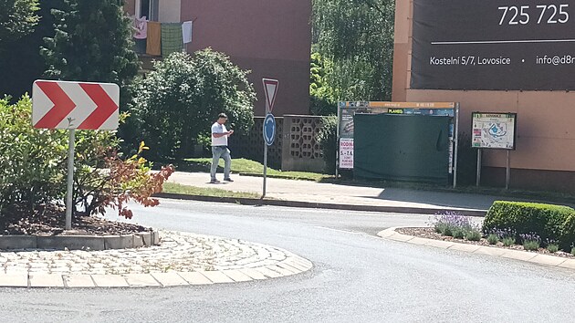 Vedení Lovosic se pustilo do boje s nevzhlednými reklamními výlepovými plochami. Ty nelegální, které podle radnice měly být už dávno odstraněny, nechalo zakrýt neprůhlednými plachtami. (červen 2026)
