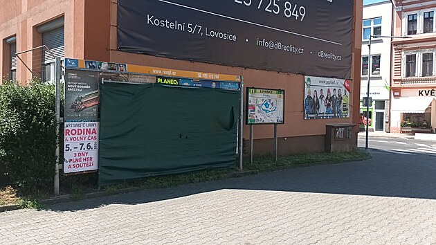 Vedení Lovosic se pustilo do boje s nevzhlednými reklamními výlepovými plochami. Ty nelegální, které podle radnice měly být už dávno odstraněny, nechalo zakrýt neprůhlednými plachtami. (červen 2026)