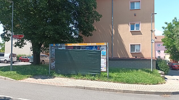 Vedení Lovosic se pustilo do boje s nevzhlednými reklamními výlepovými plochami. Ty nelegální, které podle radnice měly být už dávno odstraněny, nechalo zakrýt neprůhlednými plachtami. (červen 2026)