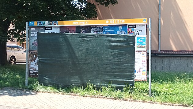 Vedení Lovosic se pustilo do boje s nevzhlednými reklamními výlepovými plochami. Ty nelegální, které podle radnice měly být už dávno odstraněny, nechalo zakrýt neprůhlednými plachtami. (červen 2026)