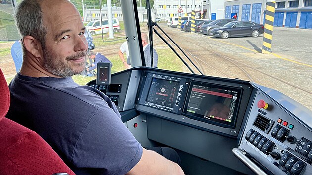 Řidič Dopravn&iacute;ho podniku měst Mostu a Litv&iacute;nova Martin Chot v jedn&eacute; z nov&yacute;ch tramvaj&iacute; (červen 2026)