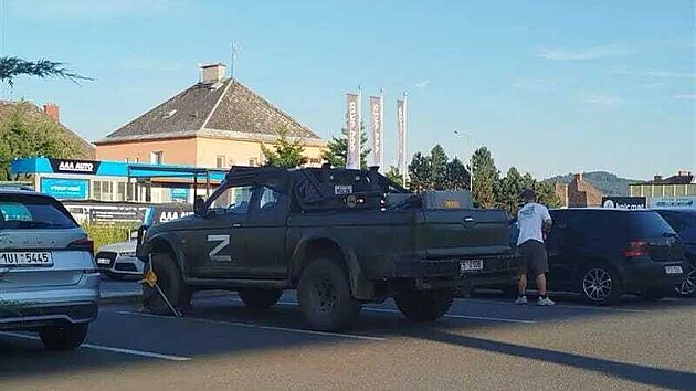 Auto s proruskými symboly v Šumperku (19. června 2026)