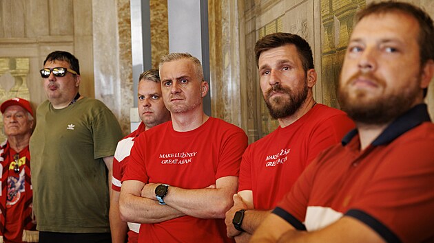 Na zased&aacute;n&iacute; zastupitelstva města Brna dorazila početn&aacute; skupina podporovatelů v&yacute;stavby nov&eacute;ho stadionu za Luž&aacute;nkami. (23. června 2026)