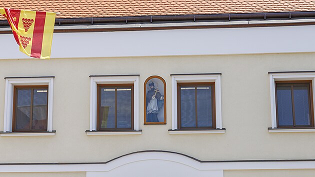 Pět let po ničivé katastrofě se zasažené obce výrazně proměnily. V Moravské Nové Vsi řádilo nejdříve, poté zamířilo ve směru na Hodonín. Na snímku obecní úřad v Moravské Nové Vsi. (17. června 2026)
