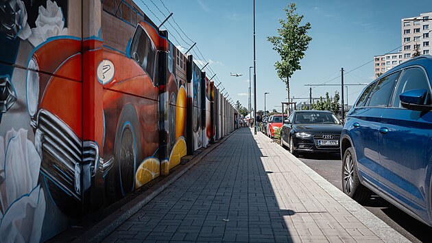 Sedm set metrů dlouh&aacute; betonov&aacute; stěna v ulici Vlastina v pražsk&eacute; Ruzyni se postupně měn&iacute; v obř&iacute; galerii pod &scaron;ir&yacute;m nebem. Po dokončen&iacute; půjde o třet&iacute; nejdel&scaron;&iacute; kolaborativn&iacute; mural v Evropě (24. června 2026)
