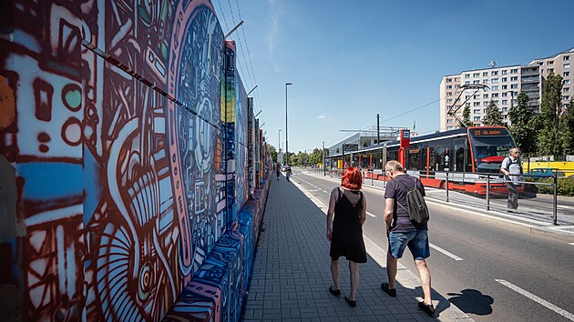 Sedm set metrů dlouh&aacute; betonov&aacute; stěna v ulici Vlastina v pražsk&eacute; Ruzyni se postupně měn&iacute; v obř&iacute; galerii pod &scaron;ir&yacute;m nebem. Po dokončen&iacute; půjde o třet&iacute; nejdel&scaron;&iacute; kolaborativn&iacute; mural v Evropě (24. června 2026)