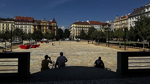 N&aacute;měst&iacute; Jiř&iacute;ho z Poděbrad. Obyvatel&eacute; z okol&iacute; si v&scaron;ak stěžuj&iacute; na nedostatek st&iacute;nu na n&aacute;měst&iacute; i na dětsk&eacute;m hři&scaron;ti za kostelem.