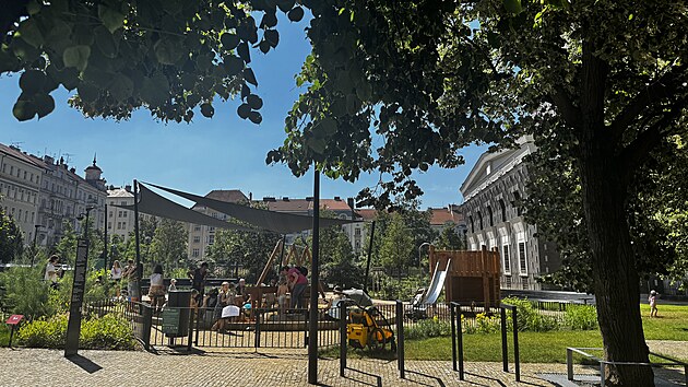 N&aacute;měst&iacute; Jiř&iacute;ho z Poděbrad. Terčem kritiky je tak&eacute; nerezov&aacute; klouzačka. Pr&aacute;zdn&eacute; jsou nyn&iacute; i mobiln&iacute; lavičky Enzo um&iacute;stěn&eacute; před kostelem.