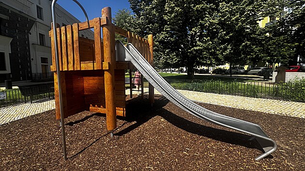 N&aacute;měst&iacute; Jiř&iacute;ho z Poděbrad. Nově zrekonstruovan&eacute; hři&scaron;tě na n&aacute;měst&iacute; Jiř&iacute;ho z Poděbrad čel&iacute; kritice nejen kvůli zvolen&eacute;mu materi&aacute;lu a um&iacute;stěn&iacute; klouzačky. Klouzačka se nyn&iacute; kvůli vlně veder rozp&aacute;lila a ned&aacute; se použ&iacute;vat.