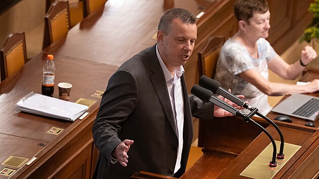Jedn&aacute;n&iacute; Poslaneck&eacute; sněmovny o zru&scaron;en&iacute; služebn&iacute;ho z&aacute;kona a jeho nahrazen&iacute; nov&yacute;m z&aacute;konem o st&aacute;tn&iacute;ch zaměstnanc&iacute;ch. Na sn&iacute;mku Jindřich Rajchl (SPD). (24. června 2026)