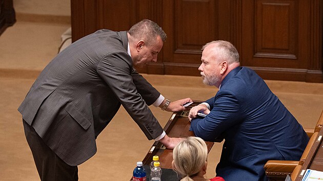 Jednání Poslanecké sněmovny o zrušení služebního zákona a jeho nahrazení novým zákonem o státních zaměstnancích. Na snímku Jindřich Rajchl (SPD) a Robert Králíček (ANO). (24. června 2026)