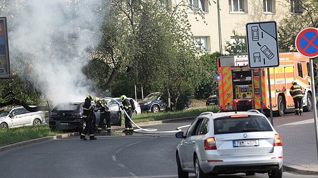 Požár automobilu v pražských Vršovicích. (23. června 2026)