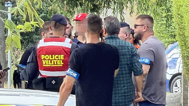 Policist&eacute; v Praze zadrželi podezřel&eacute;ho muže, kter&yacute; se pohyboval se zbran&iacute; v ruce u &scaron;koly v Čel&aacute;kovic&iacute;ch. (23. června 2026)