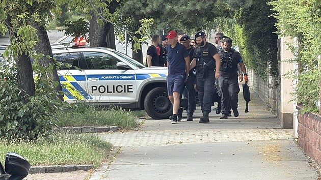 Policist&eacute; v Praze zadrželi podezřel&eacute;ho muže, kter&yacute; se pohyboval se zbran&iacute; v ruce u &scaron;koly v Čel&aacute;kovic&iacute;ch. (23. června 2026)