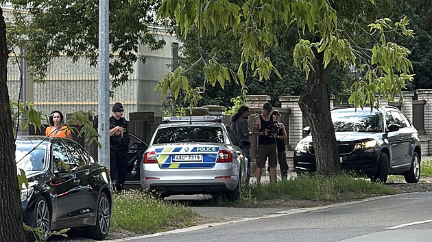 Policist&eacute; v Praze zadrželi podezřel&eacute;ho muže, kter&yacute; se pohyboval se zbran&iacute; v ruce u &scaron;koly v Čel&aacute;kovic&iacute;ch. (23. června 2026)