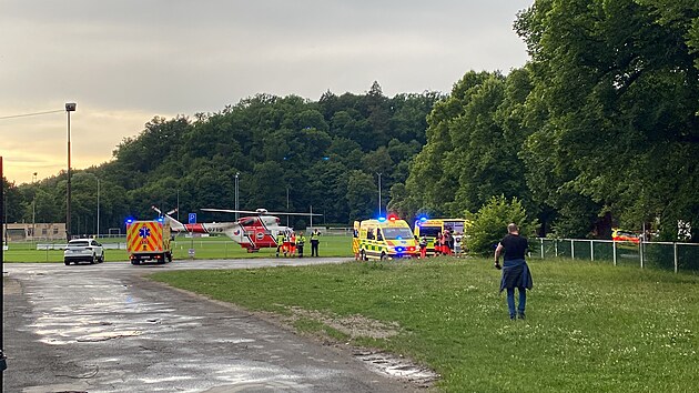 Čtyři z para&scaron;utistů, kteř&iacute; museli vlivem nepř&iacute;zniv&eacute;ho počas&iacute; nouzově přist&aacute;t v Rokycanech, byli přepraveni do nemocnic. (21. června 2026)