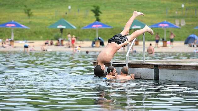 Česko zasáhlo tropické počasí. Lidé nalezli útočiště například na jezeře Milada v Ústeckém kraji. (20. června 2026)