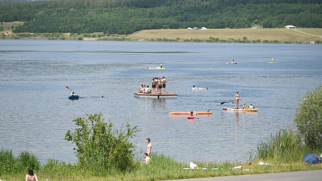 Česko zas&aacute;hlo tropick&eacute; počas&iacute;. Lid&eacute; nalezli &uacute;toči&scaron;tě např&iacute;klad na jezeře Milada v &Uacute;steck&eacute;m kraji. (20. června 2026)